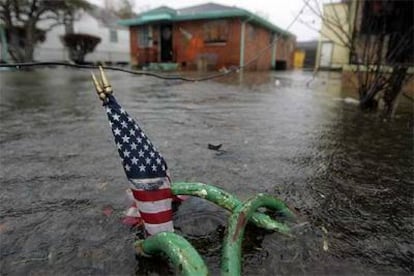 El agua anega el barrio del Ninth Ward (distrito noveno), el más castigado por los dos huracanes en Nueva Orleans.