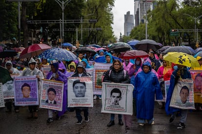 Después de una década, todo lo que se ha recuperado de los 43 jóvenes desaparecidos, han sido tres trozos de huesos de tres de ellos.
