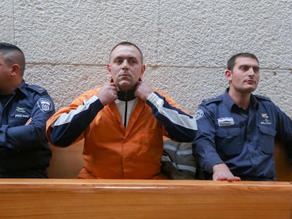 Roman Zadorov, en el centro, durante una audiencia de su juicio en el Tribunal Supremo, en Jerusalén, en diciembre de 2015.