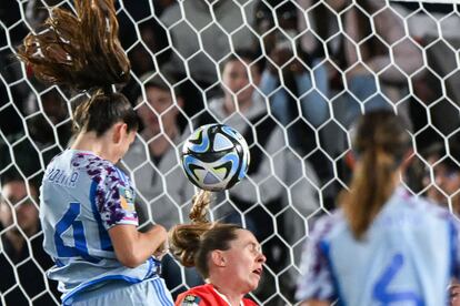 Laia Codina, defensa de la selección de España, anota el cuarto gol de La Roja. 