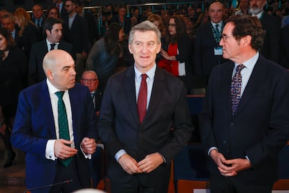 Lorenzo Amor, presidente de ATA, junto al líder del PP, Alberto Núñez Feijóo, y al presidente de la CEOE, Antonio Garamendi, durante la asamblea de elecciones de ATA este lunes en Madrid.