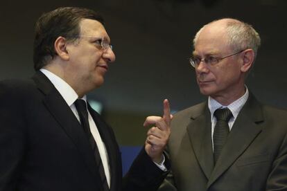 El presidente de la UE, José Manuel Barroso (a la izquierda), y el presidente del Consejo Europeo, Herman Van Rompuy, hoy en Bruselas.