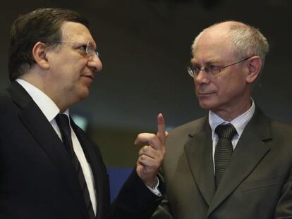 El presidente de la UE, Jos&eacute; Manuel Barroso (a la izquierda), y el presidente del Consejo Europeo, Herman Van Rompuy, hoy en Bruselas.