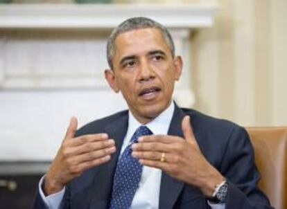 El presidente de los Estados Unidos, Barack Obama, habla con el presidente del Gobierno español, Mariano Rajoy (no en la foto), hoy, lunes 13 de enero de 2014, en la Oficina Oval de la Casa Blanca en Washington, D.C., (EE.UU.).