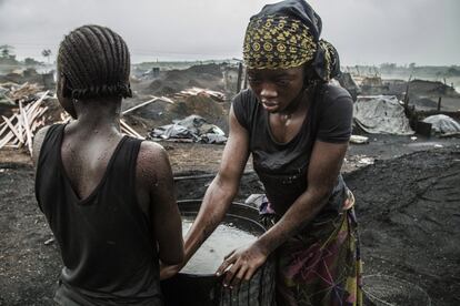 Dos chicas trabajan en plena tormenta. Cuando llueve, las mujeres mayores esperan en pequeños refugios mientras que las niñas y las chicas más jóvenes finalizan el trabajo. 