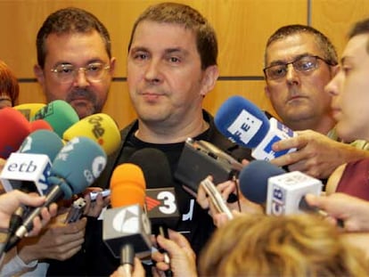 Otegi habla con los periodistas tras su reunión ayer en Bilbao con dirigentes de Eusko Alkartasuna.