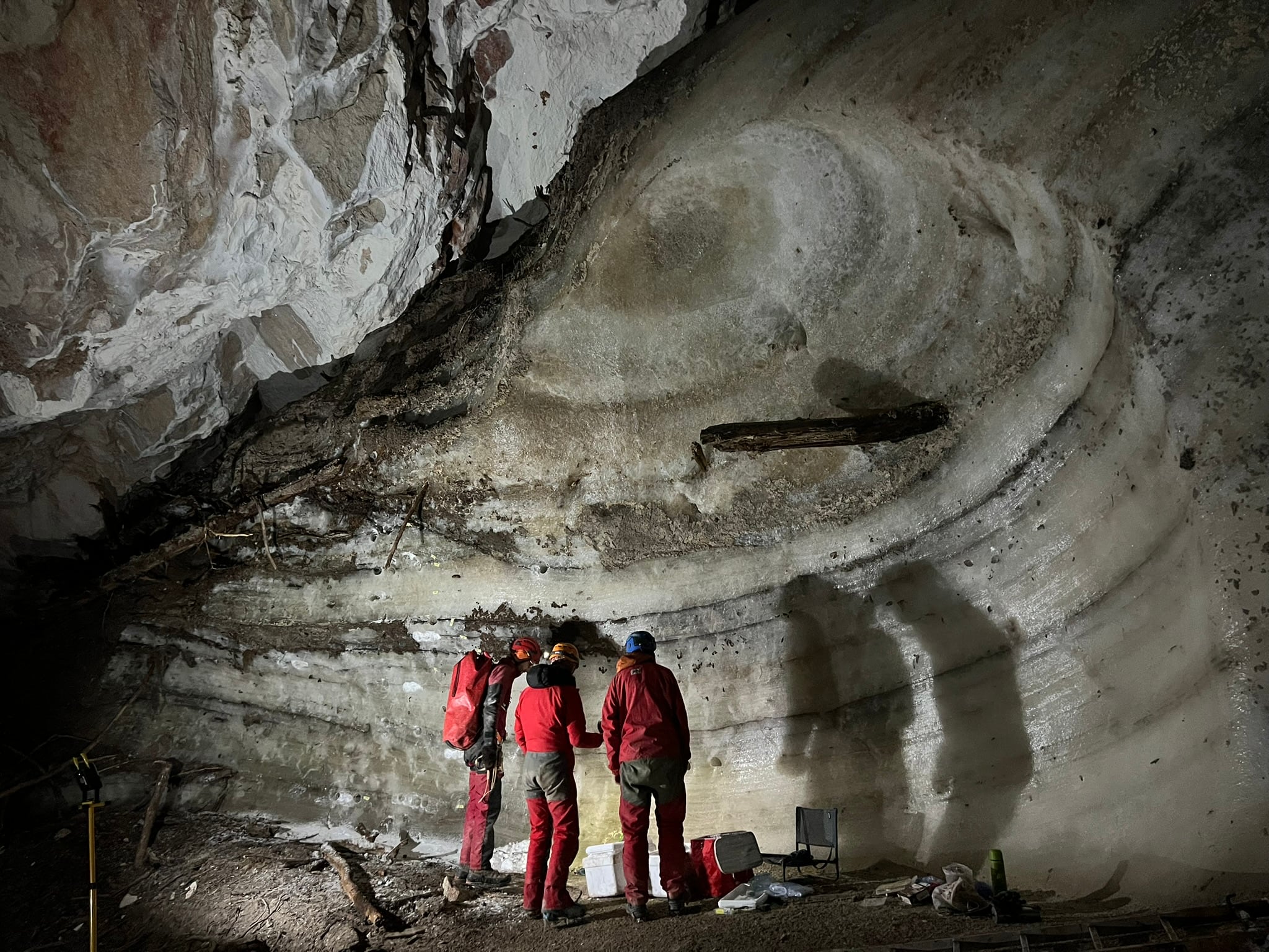 Un tronco sobresale del hielo en la cueva helada de Scarisoara, en Rumanía.