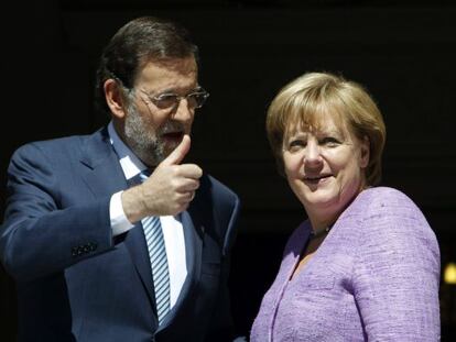 Mariano Rajoy, junto a la canciller alemana, Angela Merkel, a las puertas del Palacio de la Moncloa, en Madrid. 