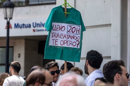 Concentración de médicos valencianos ante la Delegación de Gobierno, este viernes. 