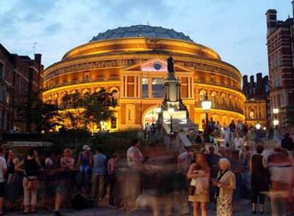 Público de los Proms, en el exterior del Royal Albert Hall de Londres.