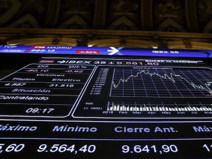 Panel informativo que muestra la evolución del principal indicador de la Bolsa española, el Ibex.