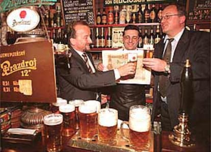 Ángel Monge brinda en su bodega con el maestro cervecero de la familia checa Vàclav Berka.