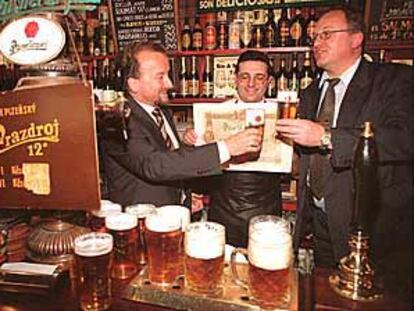 Ángel Monge brinda en su bodega con el maestro cervecero de la familia checa Vàclav Berka.