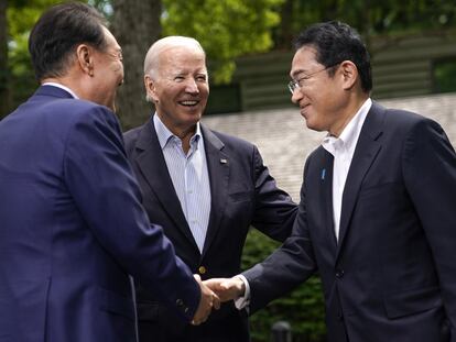 From left, South Korean President Yoon Suk Yeol, U.S. President Joe Biden and Japanese Prime Minister Fumio Kishida at Camp David on Friday.