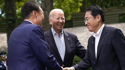 De izquierda a derecha, el presidente de Corea del Sur, Yoon Suk Yeol; el de Estados Unidos, Joe Biden y el primer ministro de Japón, Fumio Kishida, este viernes en Camp David.