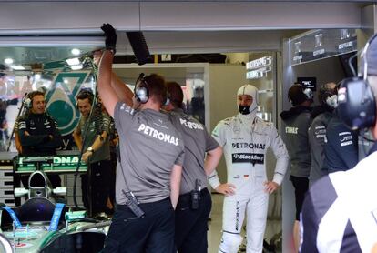 Nico Rosberg, en el garaje de Mercedes durante la sesión de libres.