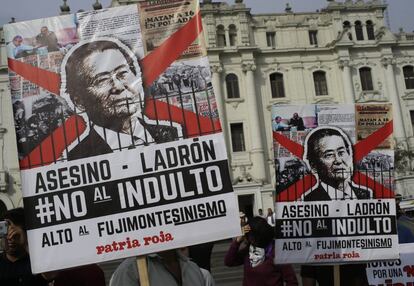 Carteles contra el indulto al expresidente de Perú durante la manifestación en Limba.