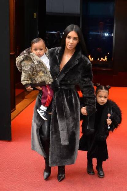 De izquierda a derecha: Saint West, Kim Kardashian y North West, el 1 de febrero de 2016 en Nueva York.