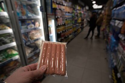 Un paquete de salchichas en un supermercado de Madrid.