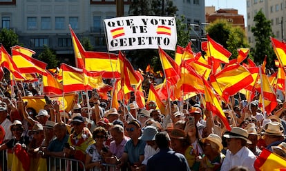 Manifestantes se congregan en la plaza de España de Madrid para participar en la concentración convocada por el Partido Popular.