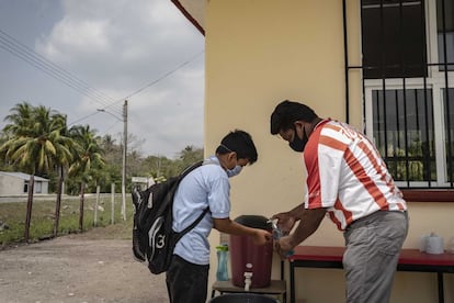 Wenceslao Hernández, padre de una niña que estudia en la escuela primaria de la comunidad de Canasayab, es uno de los comisionados para verificar que los alumnos ingresen llevando a cabo el protocolo de sanidad para evitar contagios de coronavirus.