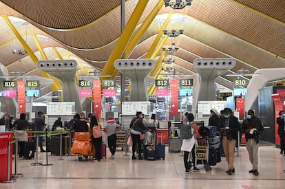 Zona de facturacin de equipajes en la T-4 del Aeropuerto Adolfo Surez Madrid-Barajas, en la tarde de este viernes.