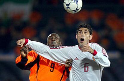 Fernando Hierro y Jimmy Hasselbaink pugnan por el balón.