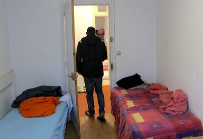 Un migrante en uno de los dormitorios de la asociación Tous Migrants. Su paso es temporal. Esperan ir a ciudades más grandes donde comenzar el protocolo para solicitar asilo.