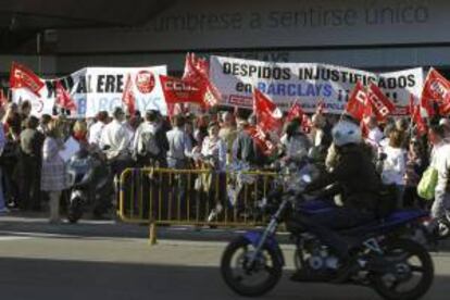 Un momento de la concentración de trabajadores de Barclays frente a la sede principal de la entidad en Madrid, en protesta por el ERE con el que se pretende despedir a un tercio de la plantilla.