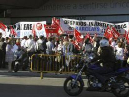 Un momento de la concentración de trabajadores de Barclays frente a la sede principal de la entidad en Madrid, en protesta por el ERE con el que se pretende despedir a un tercio de la plantilla.