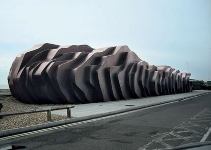 "Entre extraño y familiar, [...] como un trozo de madera desgastado que la corriente ha arrastrado a la orilla". Así se describe este brillante pequeño edificio del estudio londinense de Thomas Heatherwick (<a href="http://www.heatherwick.com/" rel="nofollow" target="_blank">www.heatherwick.com</a>) en la propia web del Café de Littlehampton, villa marinera del sur de Inglaterra. Su armazón de acero protege contra los vientos mientras que una cristalera abre la vista hacia el mar. El arquitecto es autor del extraordinario pabellón del Reino Unido en la Expo de Shanghai 2010.