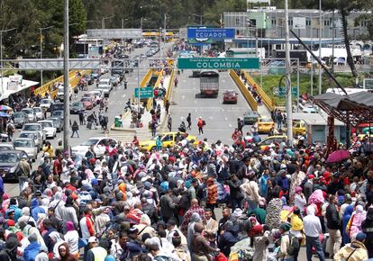 Cientos de migrantes venezolanos esperan para registrar su salida de Colombia antes de entrar por tierra a Ecuador a través del puente internacional de Rumichaca, el pasado 9 de agosto.