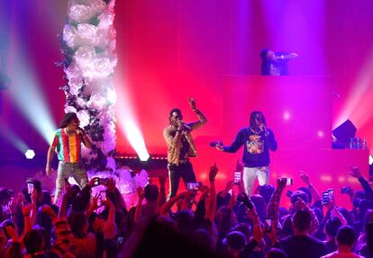 Desde la izquierda, Takeoff, Offset y Quavo, el trío Migos, el pasado lunes en un concierto en Burbank (California).