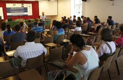 Un grupo de personas asiste a uno de los Cursos de Verano organizados por la UPV.