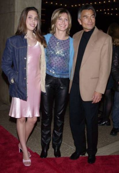 Olivia Newton John posando con su hija Chloe y Patrick McDermott, en 2001.