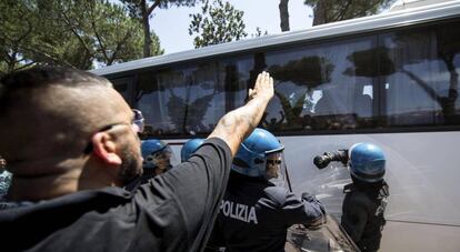 Un manifestante hace el saludo fascista frente a un autobús de refugiados