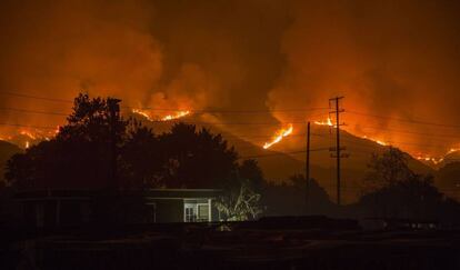 Las llamas avanzan hacia el condado de Santa Bárbara, el pasado domingo en California (EE UU).