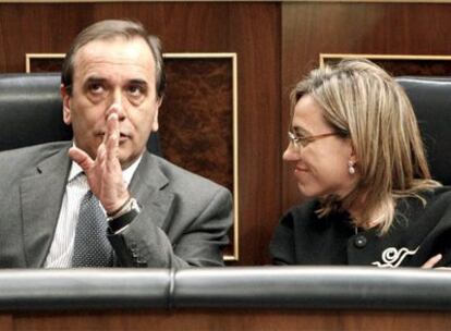 La ministra de Defensa, Carme Chacón, conversa con el portavoz del PSOE en el Congreso, José Antonio Alonso, durante el pleno que se ha desarrollado hoy en la Cámara baja.