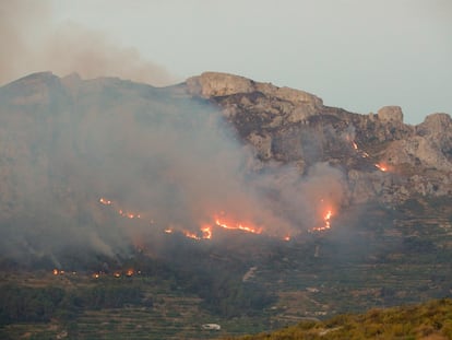 El incendio forestal que se declaró la noche del pasado sábado en Vall de Ebo ha obligado a cortar la carretera CV-712, que une este municipio con Pego.