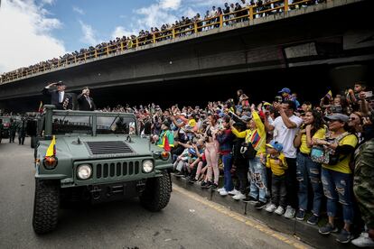 En medio de aplausos por parte de una multitudinaria asistencia de la ciudadanía, los más de 35 mil hombres y mujeres del Ejército Nacional, Armada, Fuerza Aérea y Policía desfilaron por las principales ciudades del país.