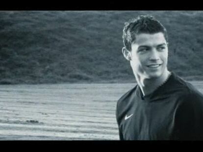 Cristiano Ronaldo compite contra un coche de carreras