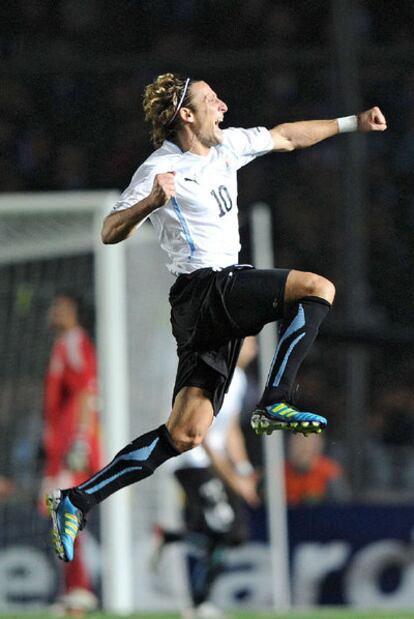 Forlán celebra una victoria de Uruguay.