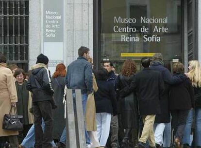 Colas ante el Museo Reina Sofía durante la exposición del modisto Pertegaz en febrero de 2004.