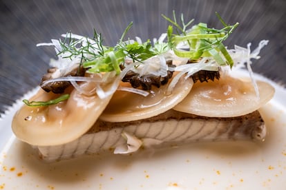 Plato de anguila con tallarines de apio, bogavante y salsa 'beurre blanc'.