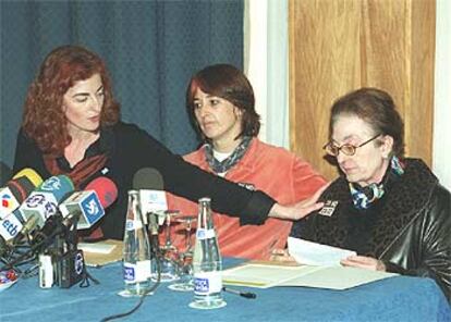 Maite Pagazaurtundua (hermana), Estíbaliz Garmendia (viuda) y Pilar Ruiz (madre), ayer en San Sebastián.