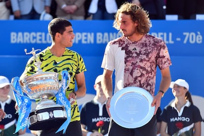 Carlos Alcaraz y Stefanos Tsitsipas, con sus respectivos trofeos. 