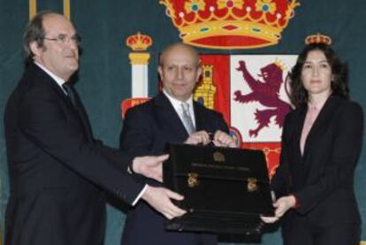 El ministro Ángel Gabilondo entrega la cartera a su sucesor, José Ignacio Wert.