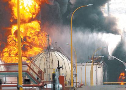 Las llamas de uno de los depósitos incendiados de la refinería de Repsol en Puertollano se elevaban ayer hacia el cielo.