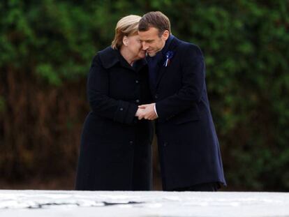 La canciller alemana, Angela Merkel, y el presidente francés Emmanuel Macron, estrechan sus manos en los actos conmemorativos del centenario de la Gran Guerra en París.