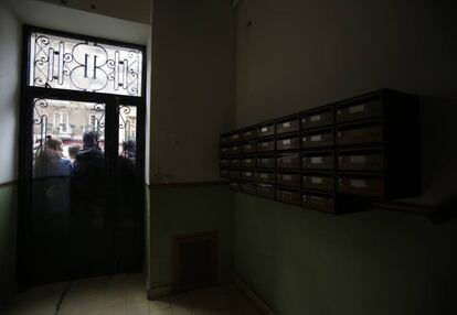 Decenas de activistas defienden las puertas de la llegada de la policía en el exterior del edificio.